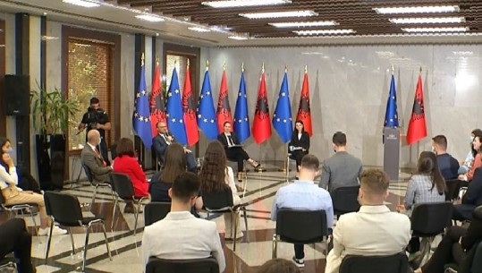 Java e Europës, ambasadori Soreca dhe Xhaçka takim me studentë! Ministrja: Falë ndryshimit kolosal, Shqipëria është më pranë ëndrrës europiane se kurrë