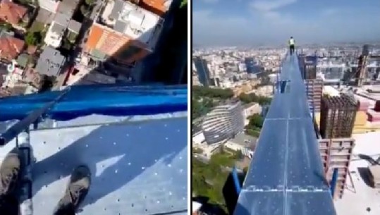 VIDEO, shokojnë dy të rinjtë, “sfidojnë” vdekjen dhe ecin buzë ndërtesës së lartë në Tiranë