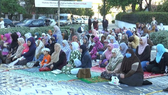 Festa e Fiter Bajramit, besimtarët myslimanë në Vlorë falin namazin (VIDEO)
