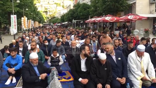 Festa e Fitër Bajramit, besimtarët myslimanë në Berat falin namazin në pedonalen ‘Republika' (VIDEO)