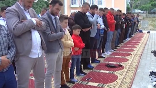 'Muaji i sakrificës është lumturi dhe devotshmëri ndaj Zotit', besimtarët myslimanë në Lushnje falin Bajramin (VIDEO)