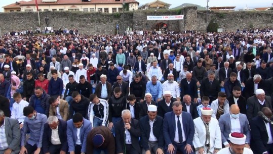 Fitër Bajrami rikthen faljen e namazit në sheshin 'Genscher' në Elbasan (VIDEO)