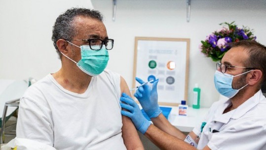  Kreu i OBSH merr dozën e parë të vaksinës anti-COVID dhe jep mesazhin: Thelbësore t’i dërgoni në të gjitha vendet, shpëtojnë jetë