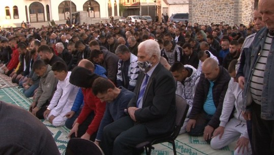Festa e Fitër Bajramit, besimtarët në Korçë urojnë njëri-tjetrin për më shumë begati (VIDEO)