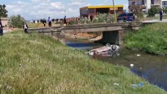 Aksident i rëndë në Lushnje, makina bie nga ura, humbin jetën taksisti dhe 22 vjeçarja (VIDEO)