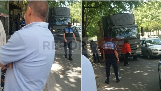 Foto dhe VIDEO/ Aksident në Tiranë, kamioni përplas një person me biçikletë! Transportohet për në spital