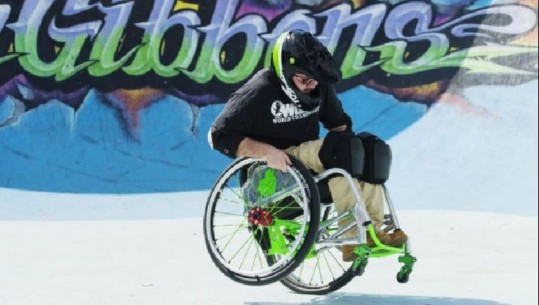 Shndërroi paaftësinë e tij fizike në burim frymëzimi, ia kush është skateboardisti që bën truke mbi karrigen me rrota 