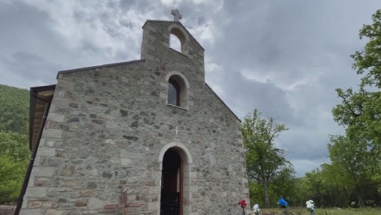 Rindërtohet kisha e vjetër e Shëlbumit në Mirditë, mbahet pas 7 dekadash mesha e parë