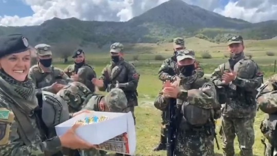 VIDEO/ Ushtari shqiptar feston 30-vjetorin në përgatitje të Defender 21, përlotet pasi kolegët e surprizojnë gjatë stërvitjes