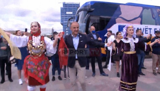 Soreca ia merr valles së Pogonishtes në sheshin ‘Skënderbej’, shoqërohet nga ambasadorët e tjerë të BE (VIDEO)