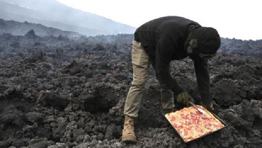 Kuzhinieri më i guximshëm në botë pjek pica në llavën e vullkanit ‘Pacaya’ në Guatemala dhe bëhet magnet turizmi 