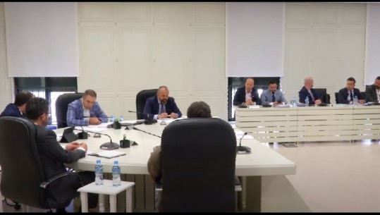 PD e LSI paraqesin pretendimet për Vlorën, përfaqësuesi i PS, Salianji: Opozita të tërhiqet nga kërkesat e tjera, s’po thotë asgjë të re