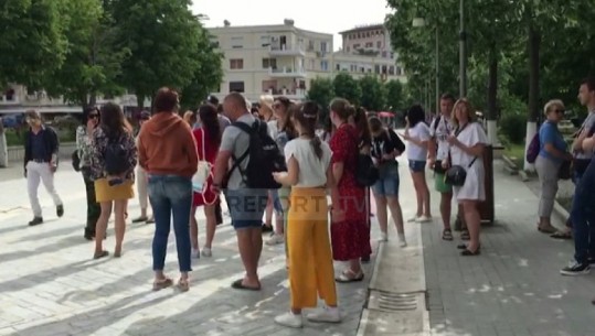 Pragsezoni turistik, Berati pret vizitorët e parë ukrainas, turistët: Shqipëria, vend mikpritës, me diell, det dhe dashuri (VIDEO)