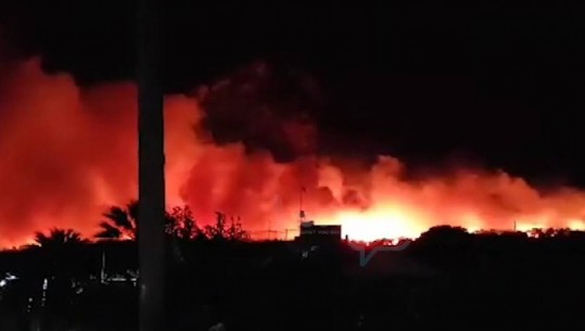 Një natë mes tmerrit dhe flakëve, banorët braktisin shtëpitë pas zjarrit që ‘shpërtheu’ në Korinthia të Greqisë