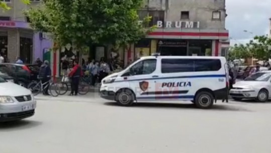 Sherr mes dy personave në Vlorë, goditet me thikë 20-vjeçari (VIDEO)