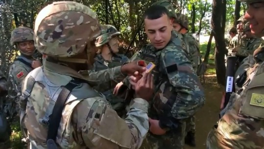 VIDEO/ Momenti kur ushtarakët shqiptarë dhe ata amerikanë ndërrojnë spaletat gjatë stërvitjes