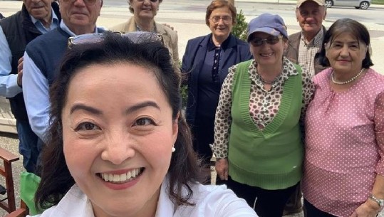 'Mirëdita nga Vlora', Yuri Kim kalon fundjavën në qytetin bregdetar, poston foto dhe video nga takimi me disa qytetarë
