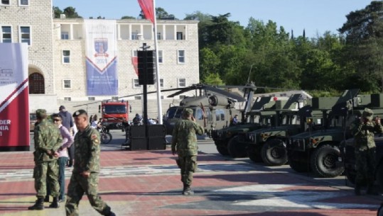 (FOTO) Defender Europe 21 ‘zbarkon’ në Tiranë, qytetarët vizitojnë mjetet e takohen me ushtarakët në sheshin Nënë Tereza’