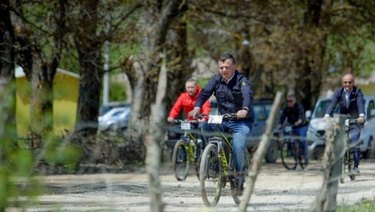 FOTO/ Balla, Klosi dhe Soreca me biçikletë në Stëblevë