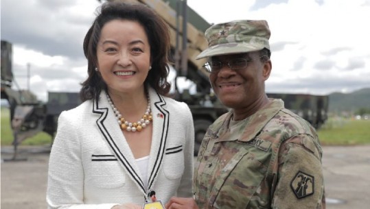 Yuri Kim pozon me Gjeneralen Amerikane: Gruaja e parë në Ushtrinë Amerikane që mban këtë post