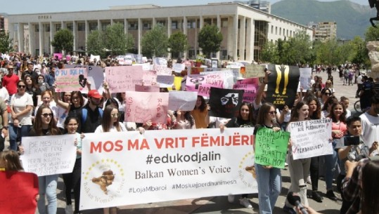‘Mos ma vrit fëmijërinë’, marshim në shenjë proteste kundër abuzimit seksual në Tiranë! Një qytetare shpreh revoltën nudo (VIDEO+FOTO)