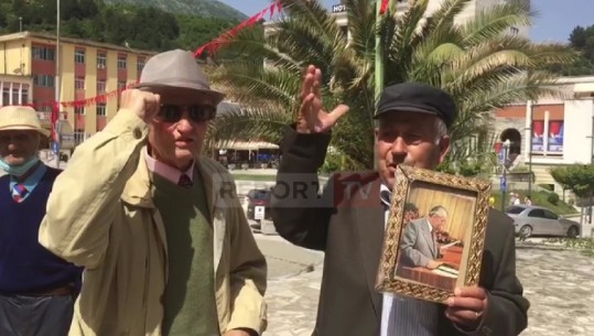 77 vjetori i Kongresit të Përmetit, të moshuarit e përkujtojnë me foton e Enver Hoxhës: E bëri Shqipërinë lule! Kumbaro: Janë historianët që vendosin kontributin e secilit (VIDEO)
