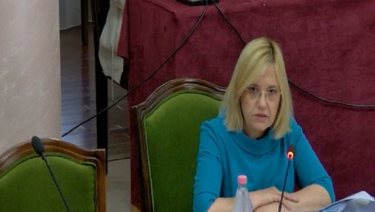 ‘Përgjigja e Metës uroja të ishte ndonjë lajthitje e stafit’, Vasilika Hysi: Nuk jam për thirrjen e Metës me forcë (VIDEO)