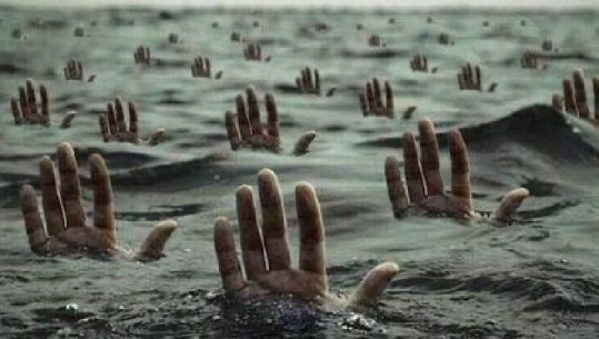 Libi, deti kthen trupat e emigrantëve të vegjël. Organizata Ndërkombëtare e Emigrantëve:  U braktisën në plazh për ditë të tëra!