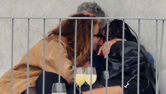 Rita Ora në një lidhje 'treshe'?! E papërmbajtshme shpërndan puthje dhe përqafime, fotografohet me një burrë dhe një grua  