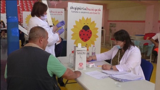 Rinis vaksinimi me dozën e dytë Sinovac në Vlorë, epidemiologu Bashllari: Vonesa nuk sjell probleme! Qytetarët: S’kemi patur shqetësime nga doza e parë
