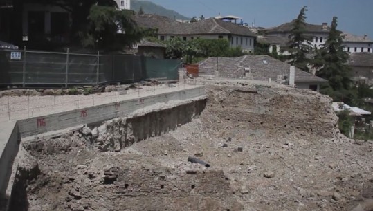 Zbulohen mure foritfikuese mesjetare në sheshin 'Cerciz Topulli' në Gjirokastër, ndërpriten punimet  në qendrën muzeale 