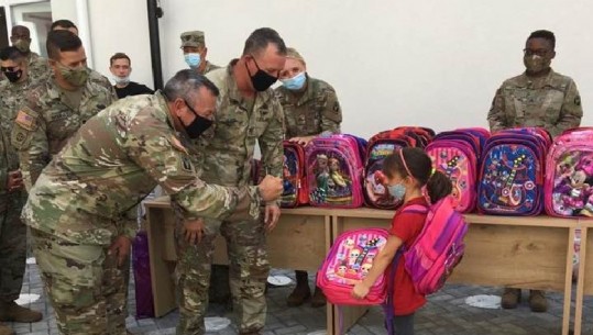 Gjesti emocionues, ushtarët amerikanë të 'Defender 21' me paratë nga xhepi i tyre dhurata për fëmijët me aftësi ndryshe në Kamëz