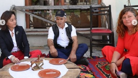 Ulur këmbëkryq e duke pirë raki, Ambasadorja Yuri Kim poston foto nga vizita në Bajram Curr: Malet madhështorë dhe njerëzit fisnikë
