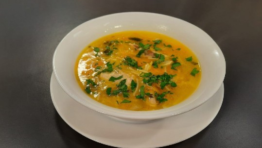 Supë me krahë pule dhe makarona nga zonja Vjollca