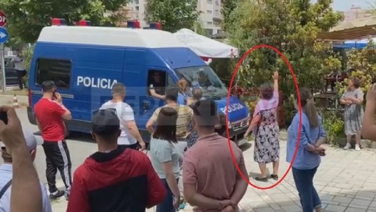 Të akuzuar për trafikun e 577 kg kanabis me gomone, nëna e një prej të arrestuarve shpërthen në lot para gjykatës: O të keqen nëna (VIDEO)