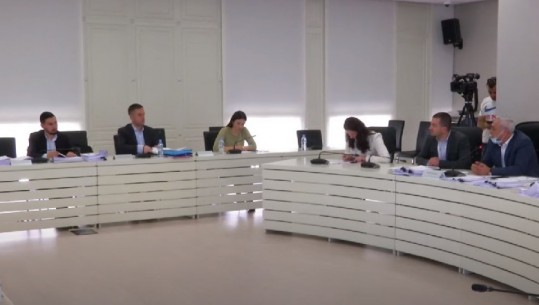 25 prilli/ KAS pushon shqyrtimin e kërkesës së Vetëvendosjes për qarkun Lezhë, ankimuesi s'ka interes! Vendimi për Elbasanin, Korçën e Fierin, pezull deri të hënën (VIDEO)