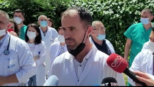 Denoncimi i qytetarit Ardit Klima, mjekët e spitalit të Fierit në protestë: Pacienti ishte agresiv! Ka ushtruar dhunë ndaj mjekëve
