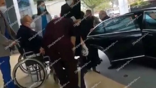 Me karrocë me rrota në spital, Fatos Nano në gjendje jo të mirë shëndetësore (FOTO+VIDEO)