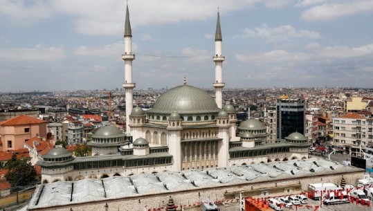 Turqi, Erdogan përuron xhaminë në sheshin Taksim, quan kundërshtarët e vitit 2013 “terroristë”