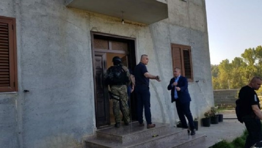 FOTO/ Operacioni anti-kanabis në Krujë, krerët më të lartë të Policisë në terren! Ardi Veliu kontrolle në një banesë