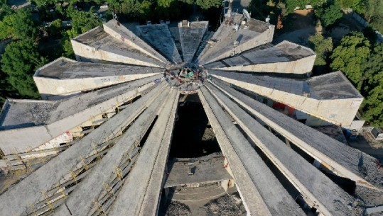 Yuri Kim shpërndan foto të Piramidës së Tiranës: Dikur simbol i së kaluarës së errët, sot inkubator për inovatorët