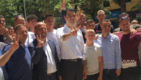 Vazhdon fushata për zgjedhjet në PD, me dy gishtat lartë, Basha pozon krah demokratëve në Peshkopi
