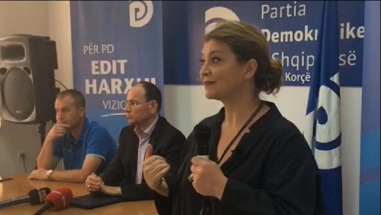 Anëtari i dehur i PD-së i prish fjalimin Edith Harxhit në Korçë