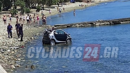 U përpoq të shmangte policinë, përfundon në bregdet drejtuesi i automjetit dhe çudit plazhistët në ishullin grek