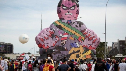 Brazil/ Protestuesit fajësojnë presidentin Bolsonaro për menaxhimin e krizës së shkaktuar nga COVID-19, kërkojnë dorëheqjen e tij 