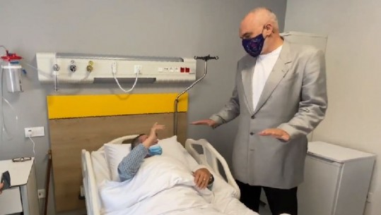 Pacienti e pret me duartrokitje, kryeministri batuta: Po këtë pse e mbani se qenka në superformë (VIDEO)