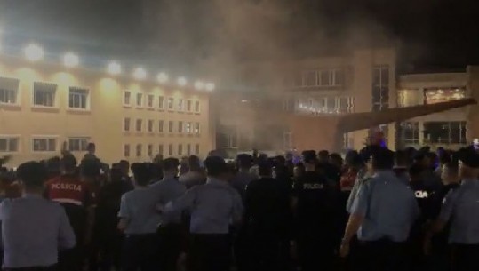 Nuk ndalet festa e shkodranëve, 'shpërthejnë' në këngë e kërcime para stadiumit, ndërhyn policia për të shpërndarë tifozët (VIDEO)