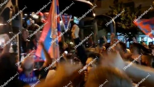'Kush s'kërcen nuk është shkodran ohej', Shkodra 'pa gjumë', tifozët presin heronjtë e Vllaznisë në mesnatë (VIDEO)