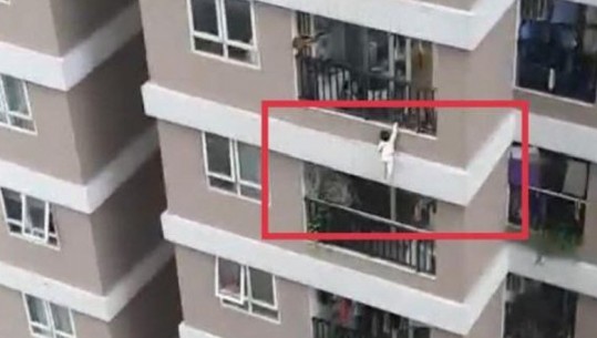 E rëndë në Tiranë/ 9-vjeçarja bie nga ballkoni, dërgohet me urgjencë në spital