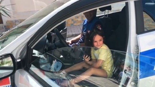 Komisariati i Vlorë hap dyert për 1 qershor, fëmijët luajnë me makinat dhe motorët e policisë